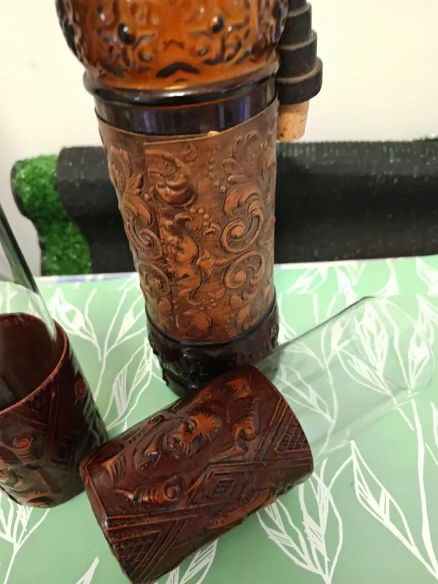 Botella antigua y 4 vasos decorados