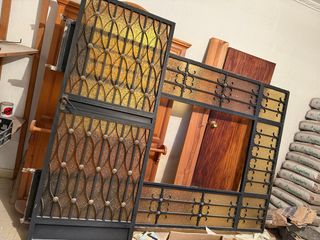 Puerta de hierro con cristal