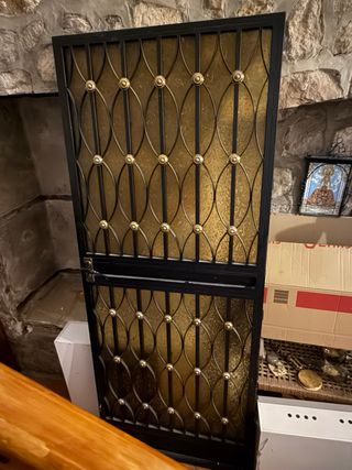 Puerta de hierro con cristal