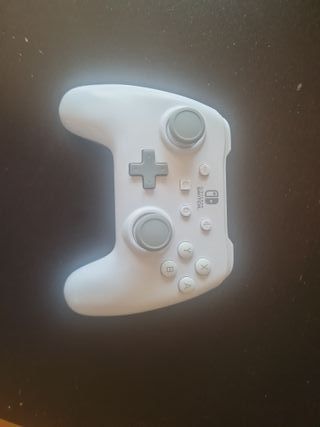 Nintendo Switch + Mando Pro + Funda Pokémon
