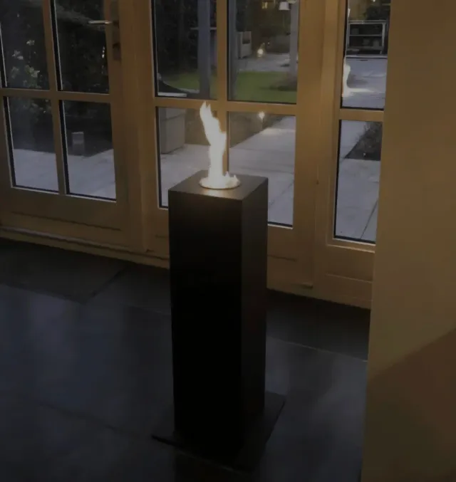 Chimenea bioetanol suelo base negra, cuerpo plata 