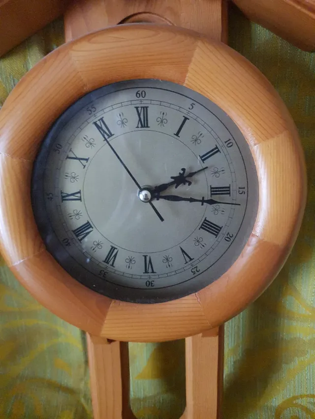 Reloj de pared de madera