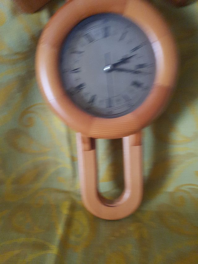 Reloj de pared de madera