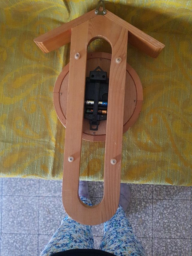 Reloj de pared de madera