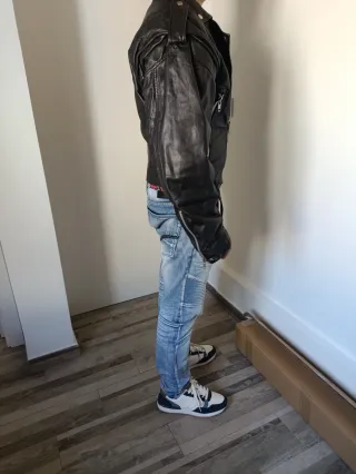Cazadora de Cuero Biker talla S, pero es más M.
