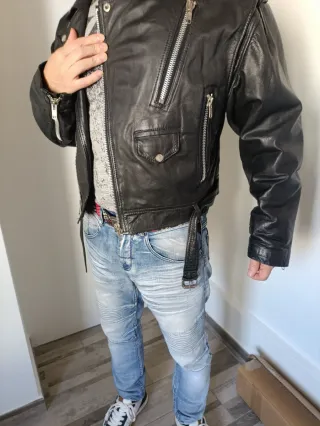 Cazadora de Cuero Biker talla S, pero es más M.