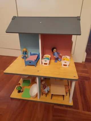 Casa de muñecas Lidl con figuras y muebles