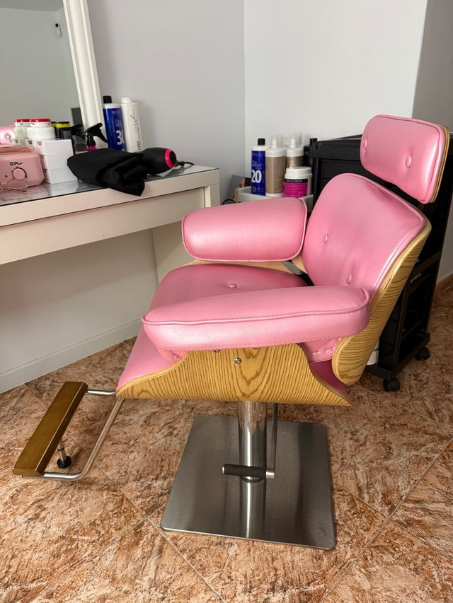 Sillón de estética rosa y madera