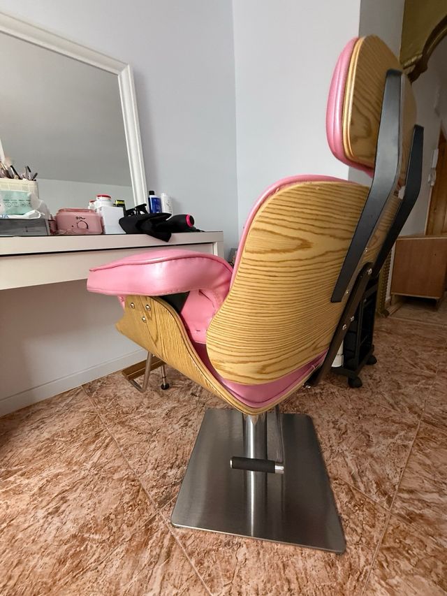 Sillón de estética rosa y madera