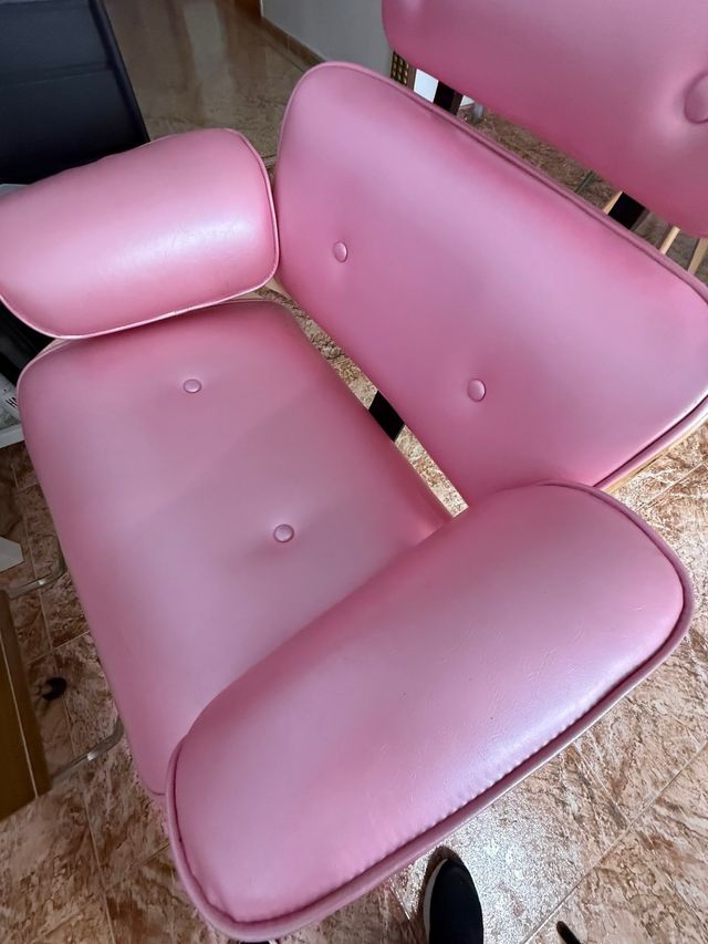 Sillón de estética rosa y madera