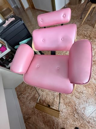 Sillón de estética rosa y madera