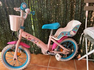 Bicicleta infantil Hello Kitty rosa con ruedines.