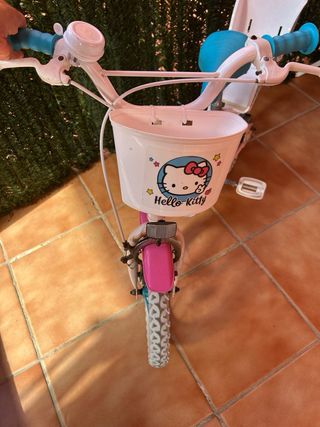 Bicicleta infantil Hello Kitty rosa con ruedines.