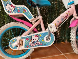 Bicicleta infantil Hello Kitty rosa con ruedines.