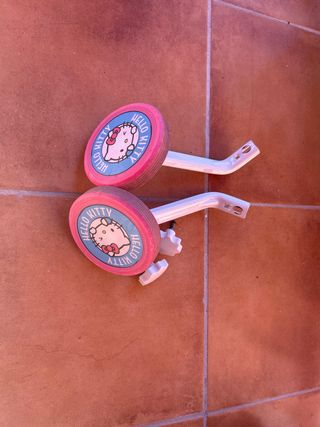 Bicicleta infantil Hello Kitty rosa con ruedines.