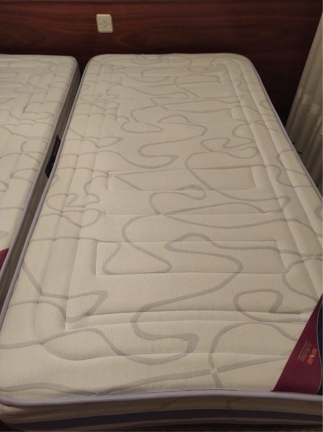 Cama con colchon y base 1 mes de uso solamente