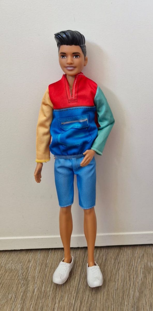 Muñeco Ken con ropa deportiva multicolor