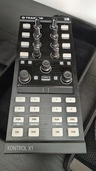 Controlador DJ Traktor Kontrol X1 MK2