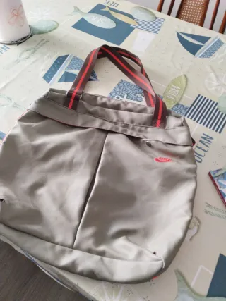 Bolso de viaje Nike gris y rojo