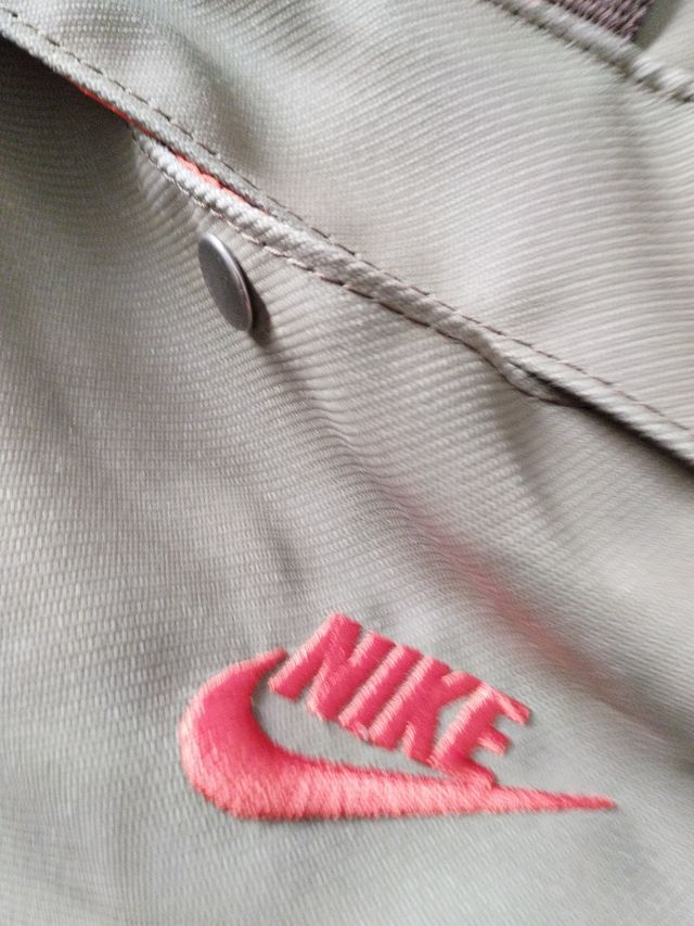 Bolso de viaje Nike gris y rojo