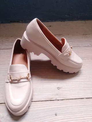 Mocasines color hueso con detalle dorado