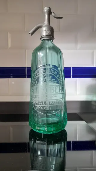 Antiguo sifón de vidrio verde