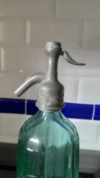 Antiguo sifón de vidrio verde