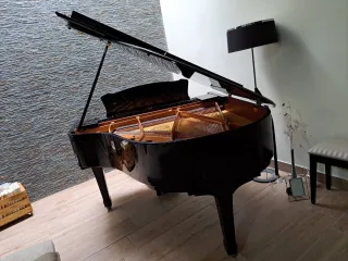Piano de cola Yamaha C1 (2009)