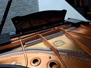 Piano de cola Yamaha C1 (2009)