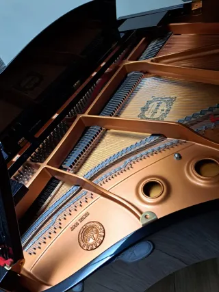 Piano de cola Yamaha C1 (2009)