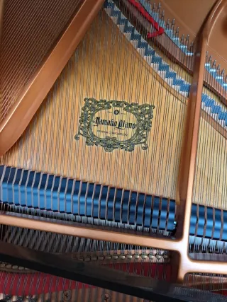 Piano de cola Yamaha C1 (2009)