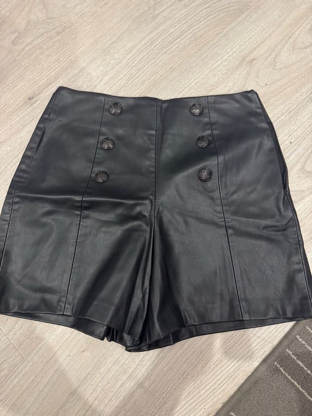 Pantalón polipiel negro botones