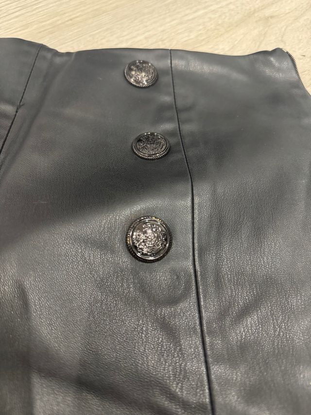 Pantalón polipiel negro botones