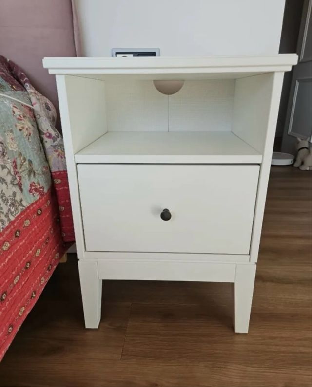 Mesita de noche blanca