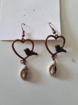 Pendientes de corazón, pájaro y concha.