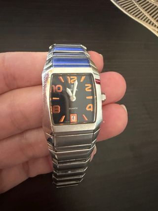 Reloj Festina plateado con detalles naranja