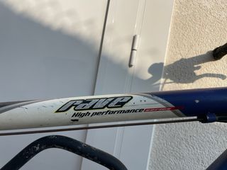 Bicicleta montaña azul y negra