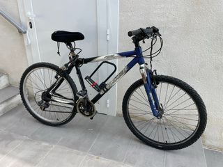 Bicicleta montaña azul y negra