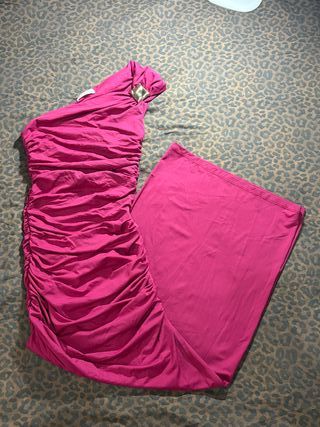 Vestido Fucsia Asimétrico con Fruncido y Detalle D