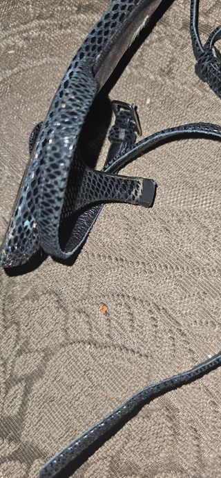 Sandalias negras con estampado de serpiente