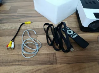 Proyector GEARGO Blanco y Negro con pantalla