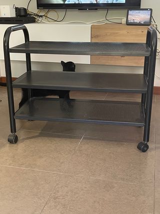 Mesa auxiliar negra con ruedas