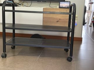 Mesa auxiliar negra con ruedas