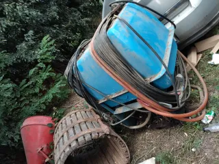 Máquina industrial azul con mangueras