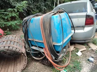 Máquina industrial azul con mangueras