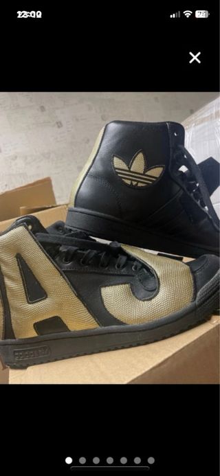 Zapatillas Adidas Negras y Doradas 43,5 Lujo