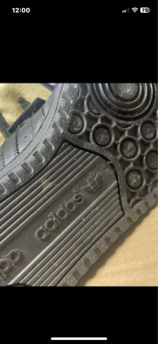 Zapatillas Adidas Negras y Doradas 43,5 Lujo