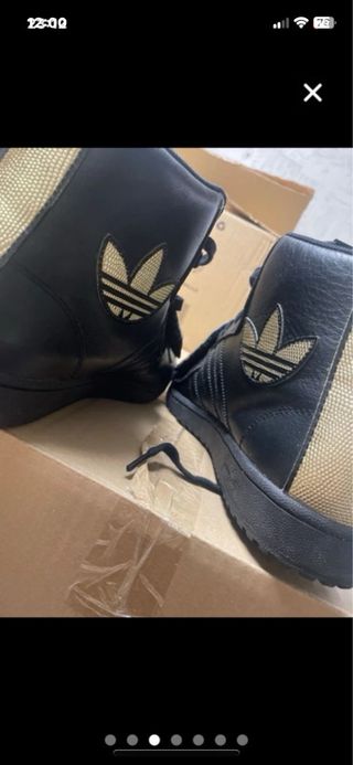 Zapatillas Adidas Negras y Doradas 43,5 Lujo
