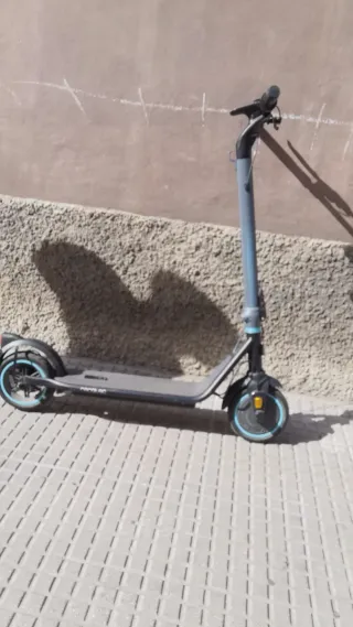 Patinete Eléctrico negro y azul
