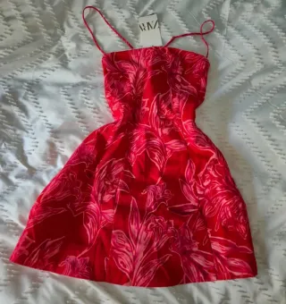 Vestido Zara floral Nuevo con etiquetas 
